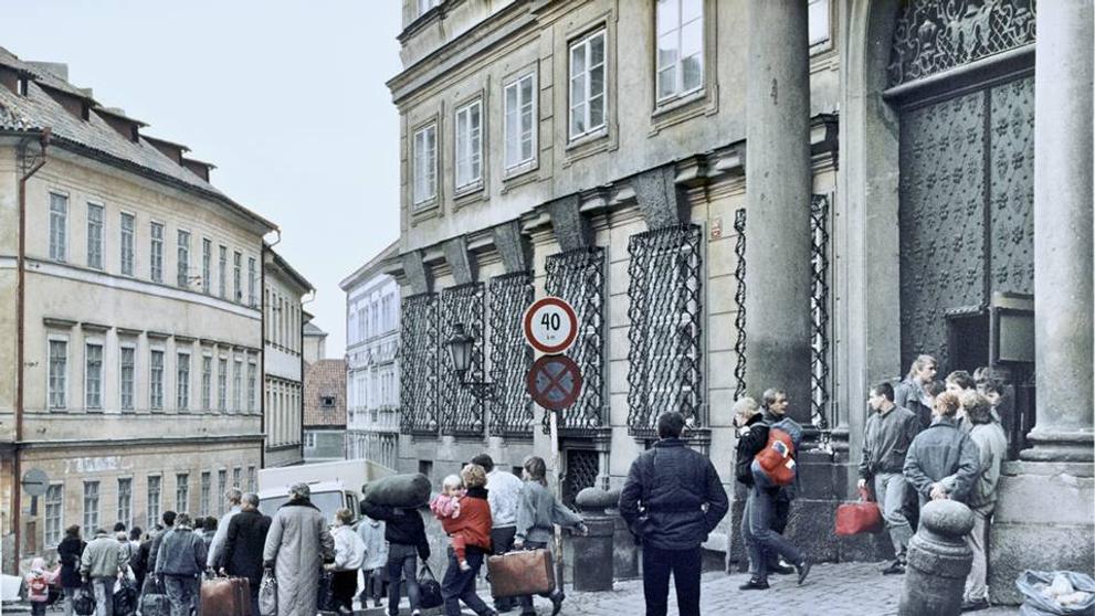 Uprchlíci z NDR na západoněmecké ambasádě v Praze v roce 1989