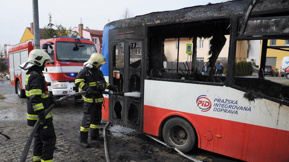 Požár autobusu v pražských Kyjích
