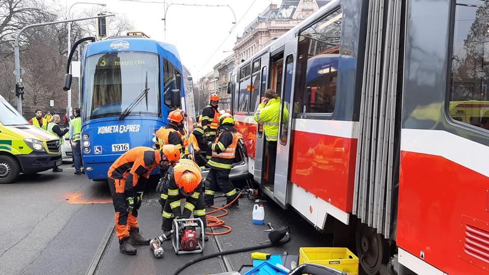 Nehoda dvou tramvají a osobního auta blokuje v Brně - 3
