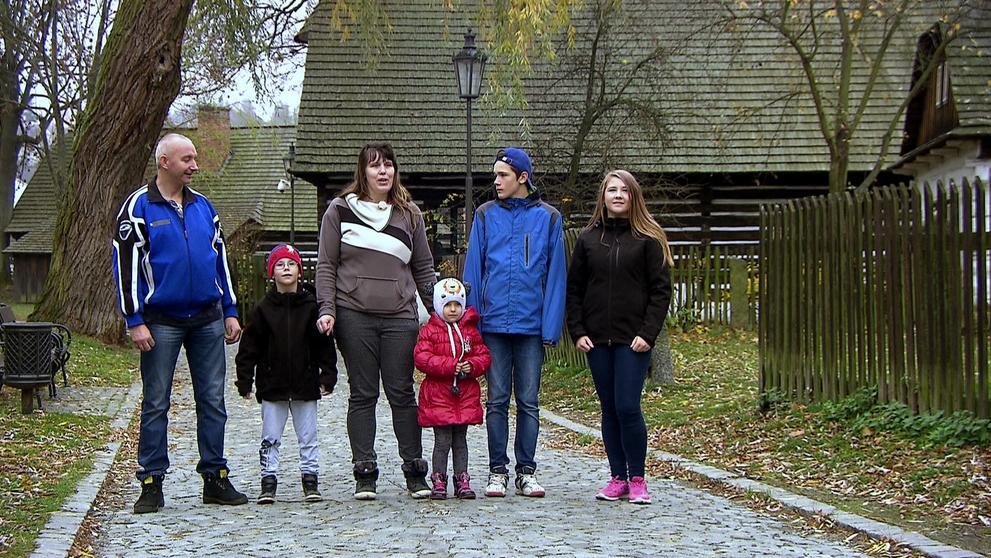 Výměna manželek: Bačkory lepí izolepou k noze! - 3