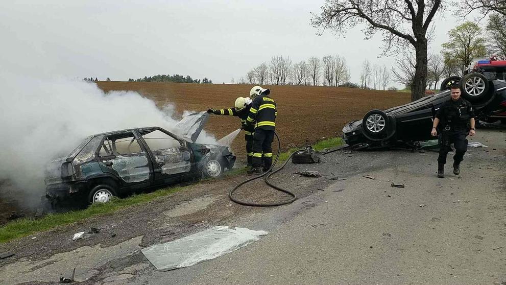 Osobní automobil po sřetu s dalším vozem začal hořet
