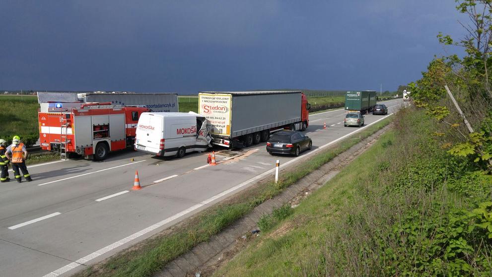Tragická nehoda dodávky s nákladním autem na D5