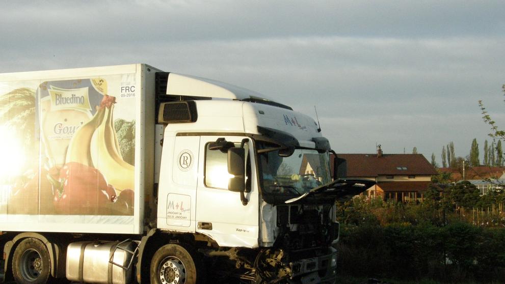 Passat se čelně srazil s kamionem u Kladna - 1