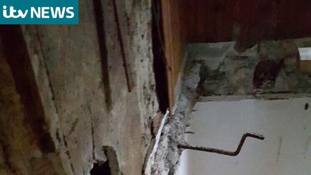 V tomto bytě se schovávali teroristi, policie v něm vystřílela tisíce střel - 2