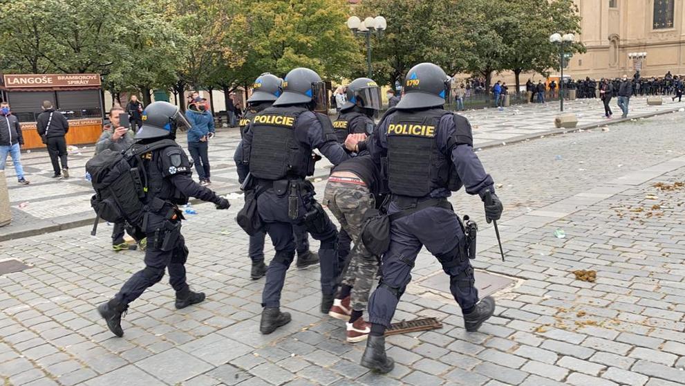 Demonstrace fotbalových chuligánů na Staroměstském náměstí se vyhrotila - 22