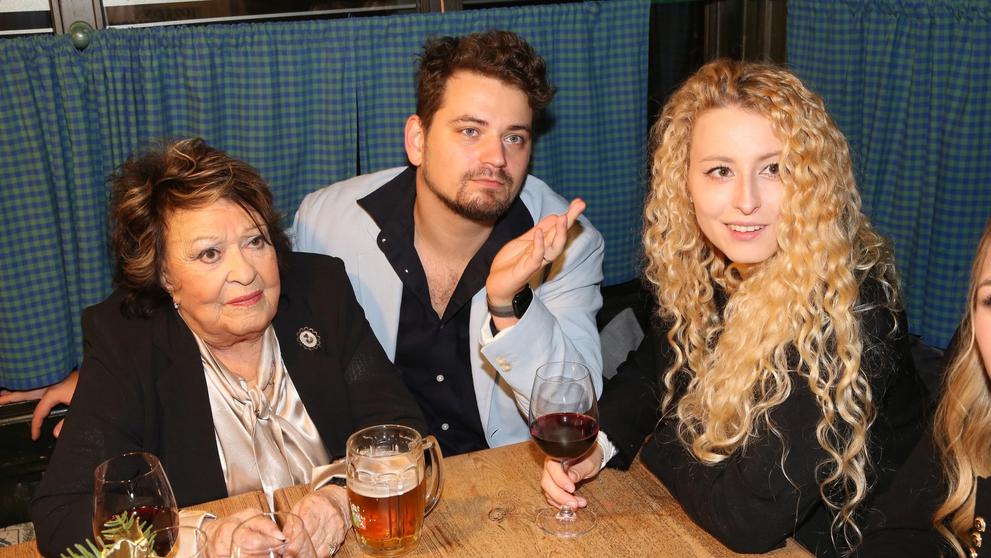 Jiřina Bohdalová s vnukem Vojtěchem a jeho ženou, 22. 12. 2024