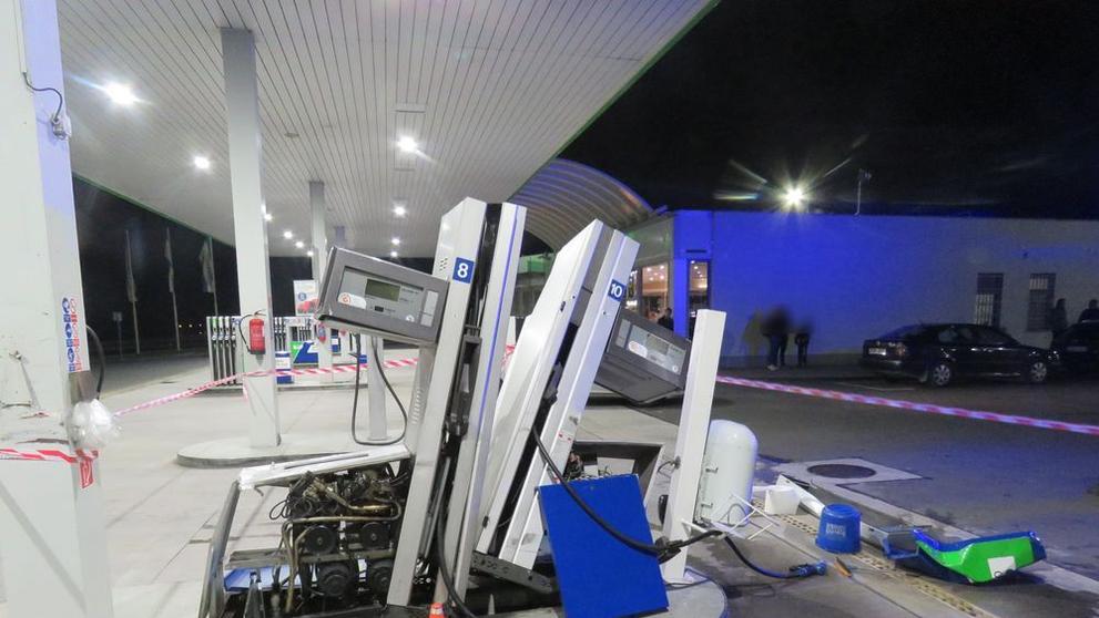 Opilý řidič návěsem zdemoloval benzinku u obce Žešov - 2