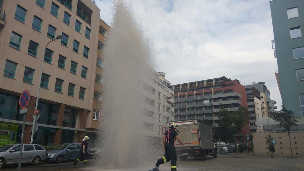 Auto přerazilo hydrant ve Vysočanech - 8