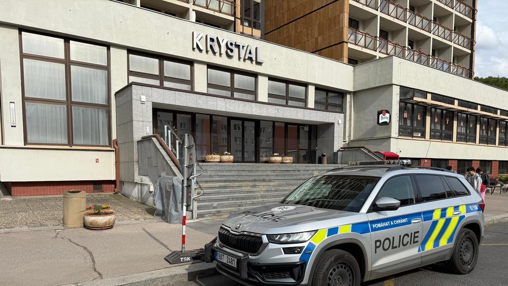 Policejní zásah u hotelu Krystal(3)