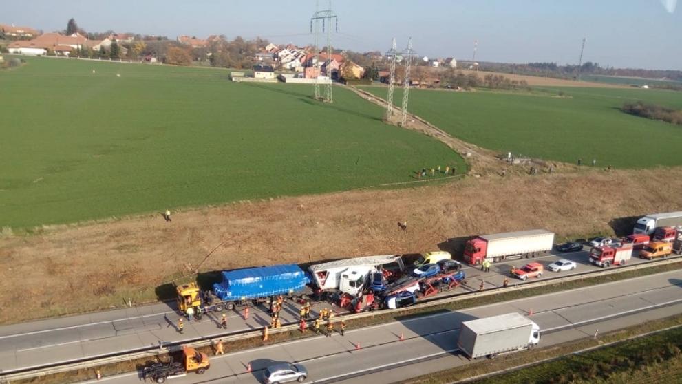 Na D1 uzavřela silnici hromadná smrtelná nehoda - 3