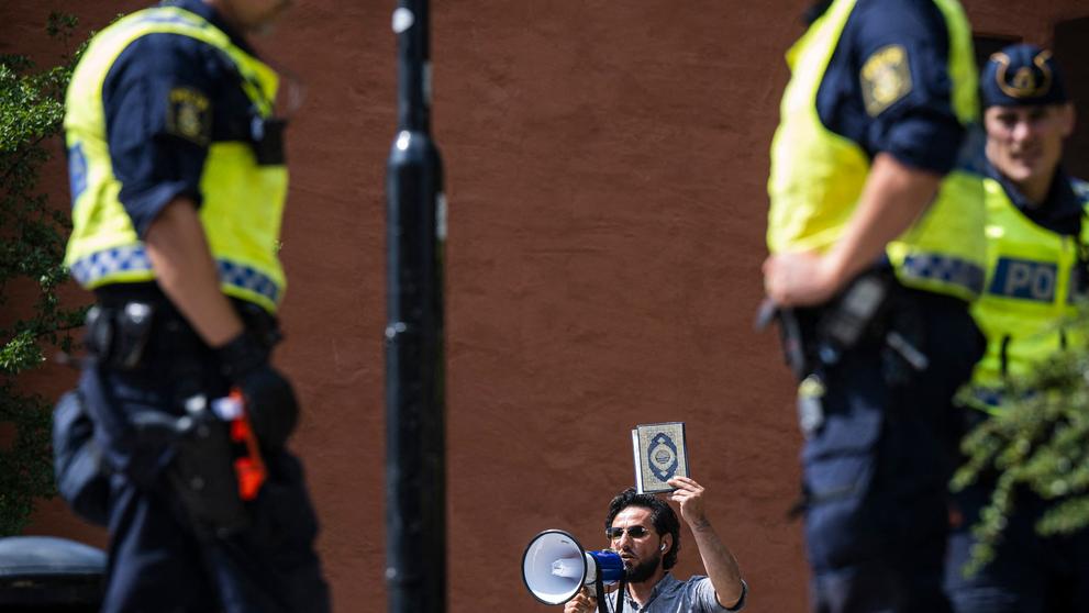 Salwan Momika protestuje před mešitou ve Stockholmu, 28. 6. 2023 (1)