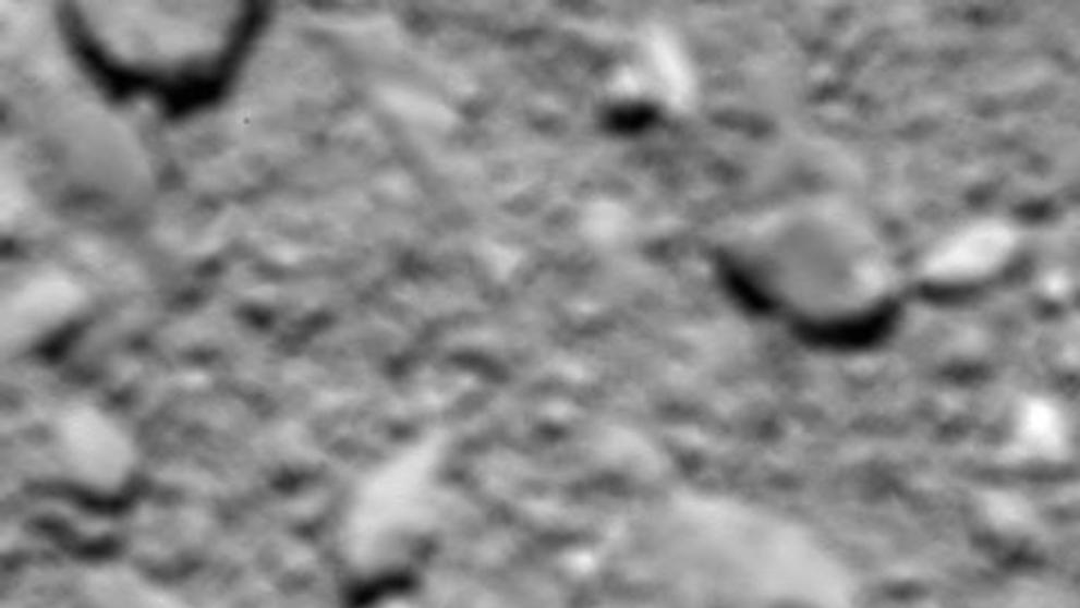 Poslední snímek sondy Rosetta 51 metrů nad povrchem komety