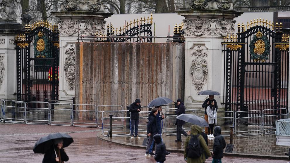 Poškozená brána do Buckinghamského paláce