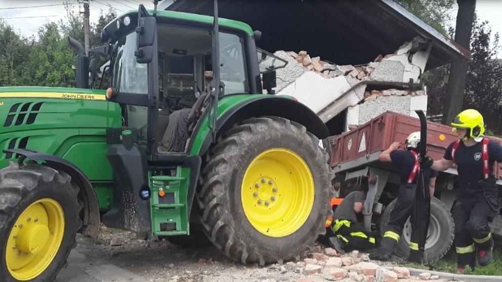 Traktor se převrátil do řeky - 2
