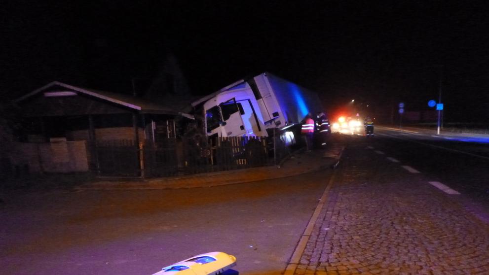 Kamion vrazil do stánku s občerstvením - 3