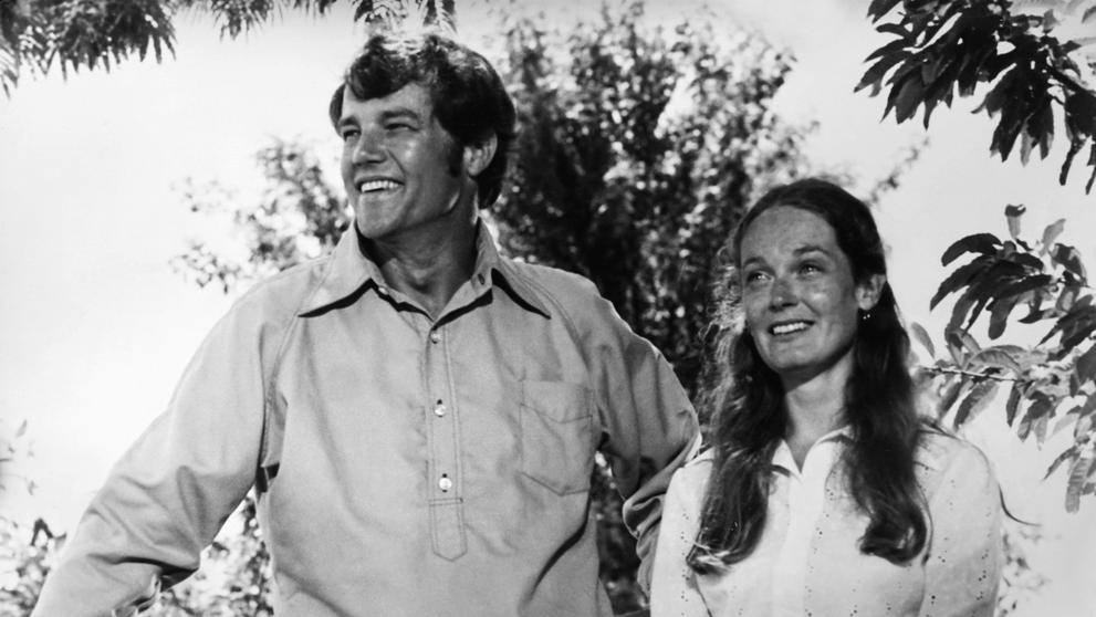 Elizabeth Hartmanová a Joe Don Baker ve filmu Kráčející skála (1973)