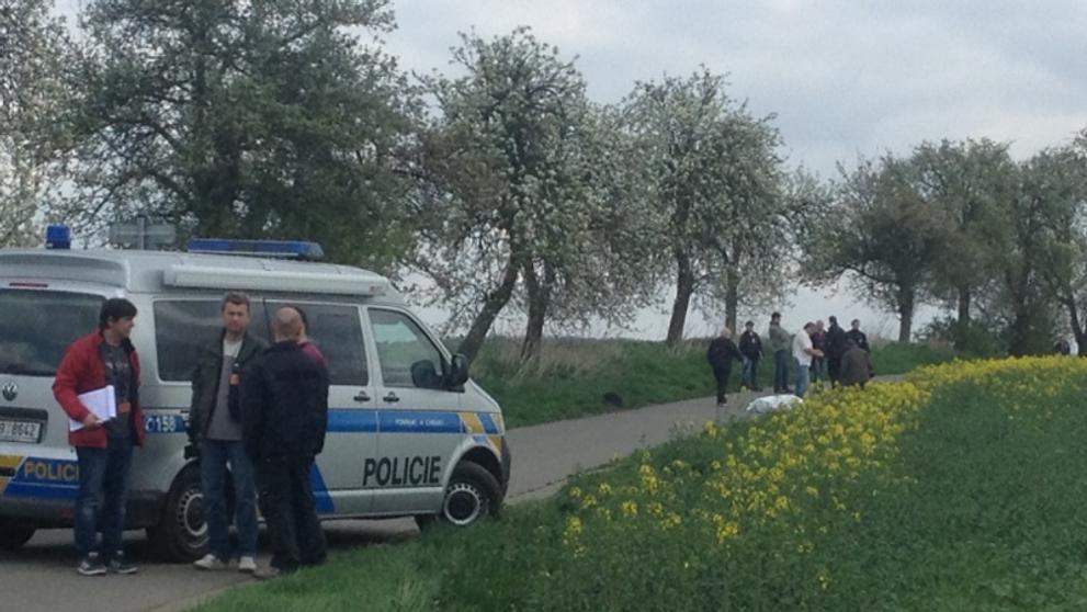 Nález dvou lidských těl u silnice v Uhříněvsi