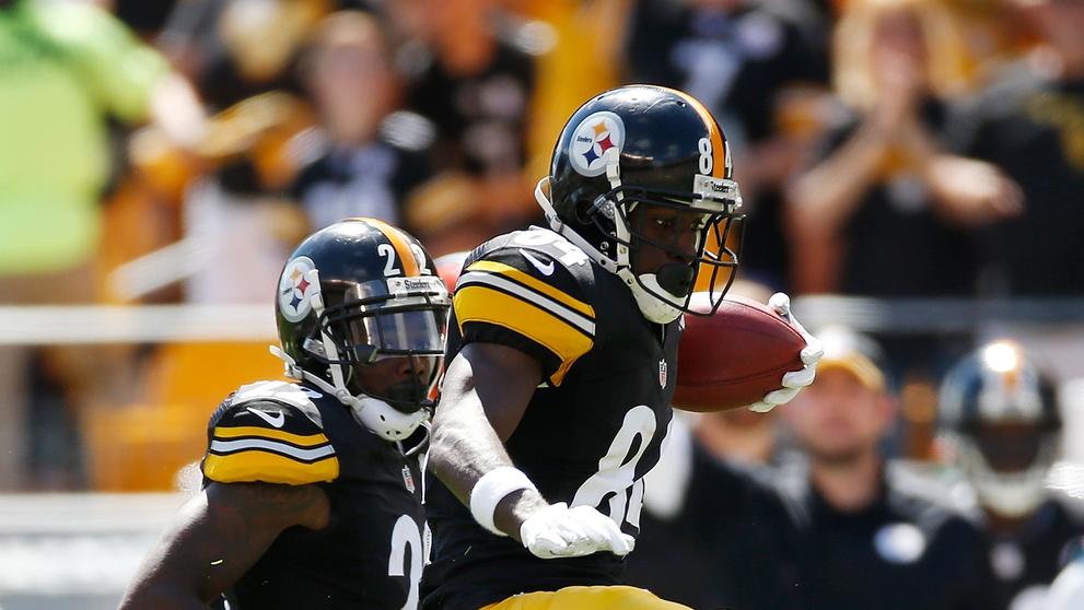 Antonio Brown se kopem zbavil obránce - 2