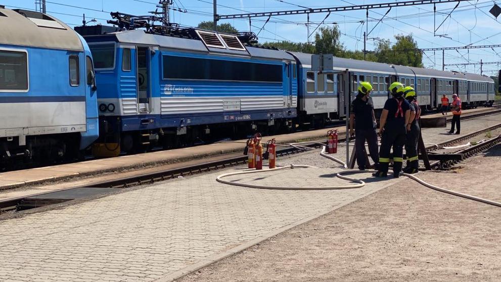 Evakuace cestujících kvůli hořící lokomotivě v Přelouči - 3
