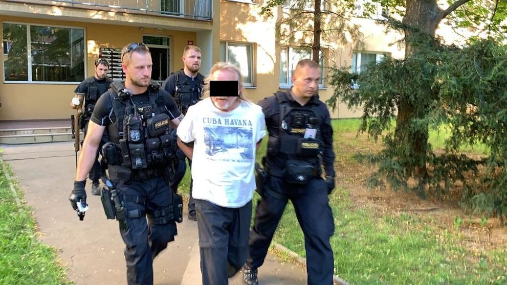 Muž měl hrozit zbraní - 1