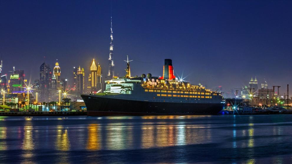 Plovoucí hotel Queen Elizabeth II v dubajském přístavu - 7