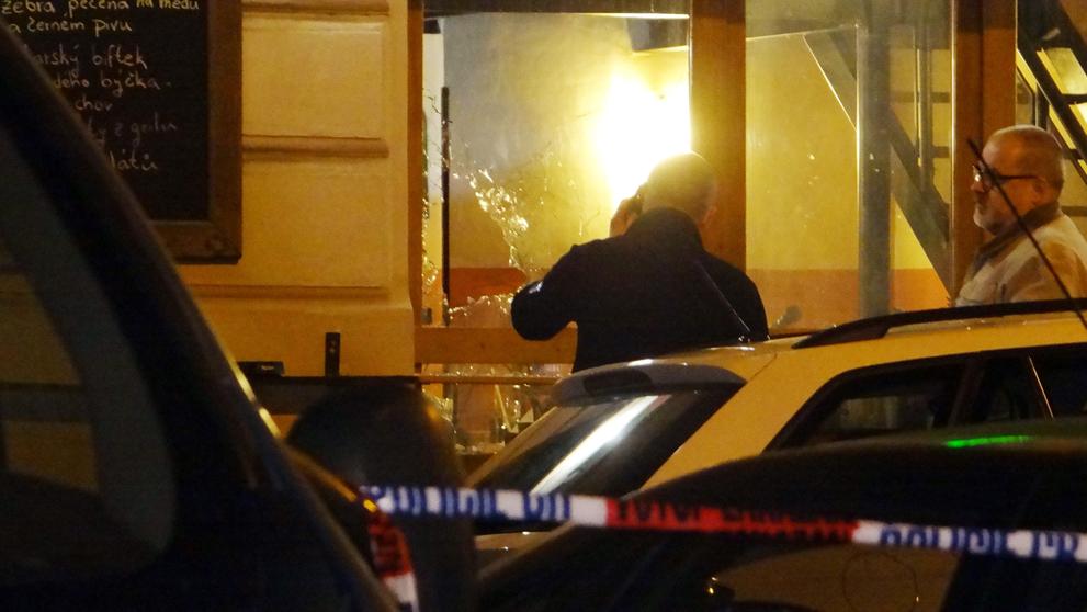 Muž nejprve vystřelil do vzduchu a poté do okna restaurace