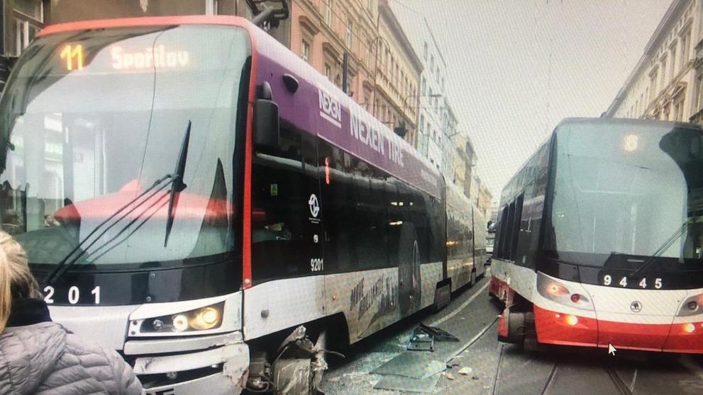 Nehoda tramvají v křižovatce ulic Bruselská a Bělehradská - 1