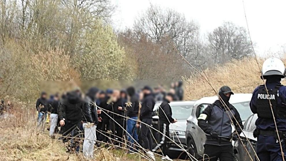 80 mužů s kuklami tvrdilo, že jdou na houby