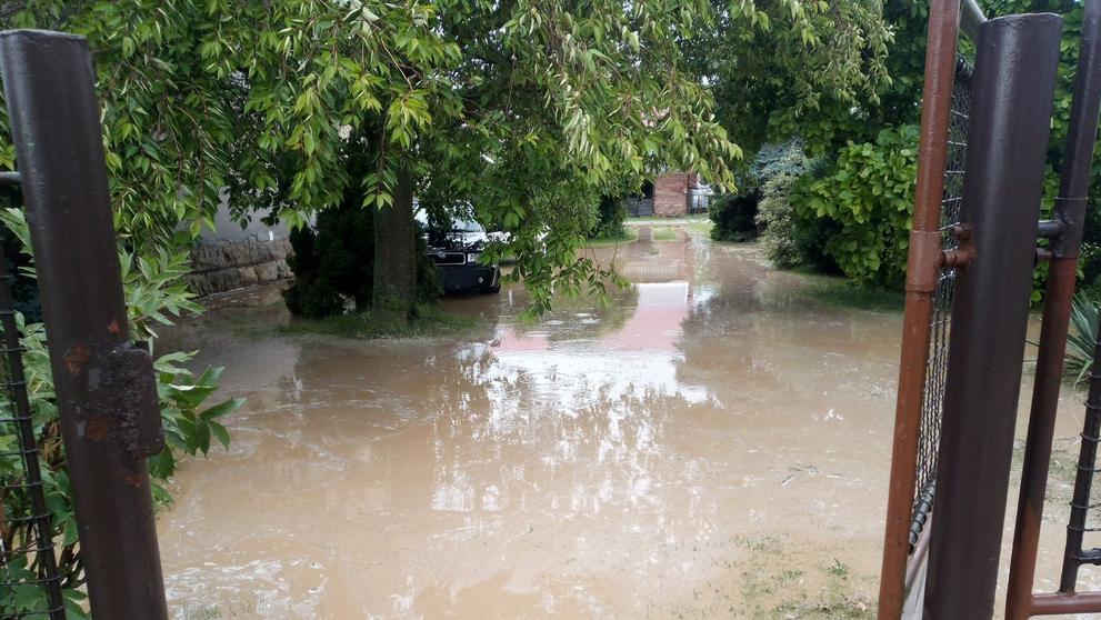 Královéhradečtí hasiči evidují asi 20 zásahů souvisejících s bouřkami