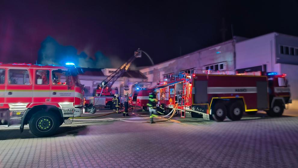Požár skladové haly v Boskovicích (1)