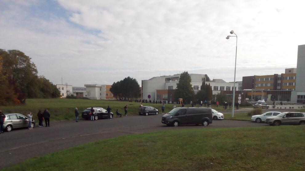 Čekání na odběrovém místě v litoměřické městské nemocnici - 1