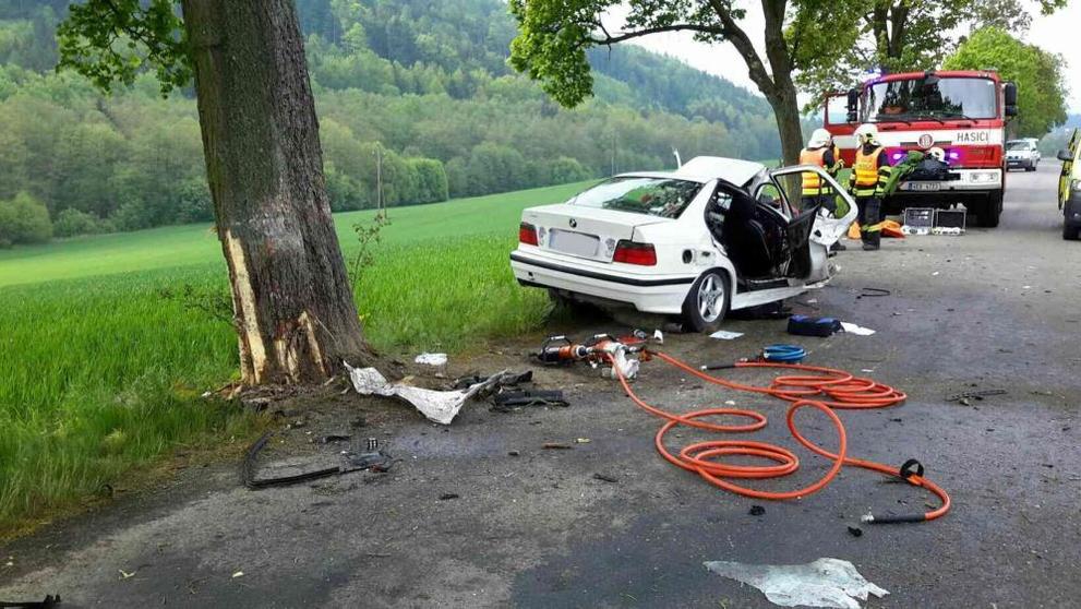 BMW narazilo u Moravské Třebové do stromu - 1