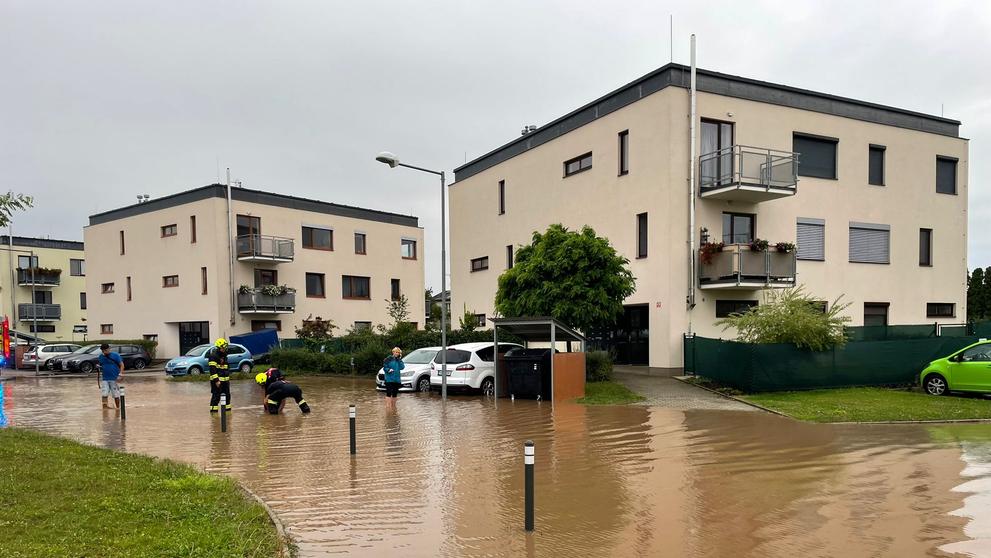 Zatopené ulice v obci Stěžery na Královéhradecku