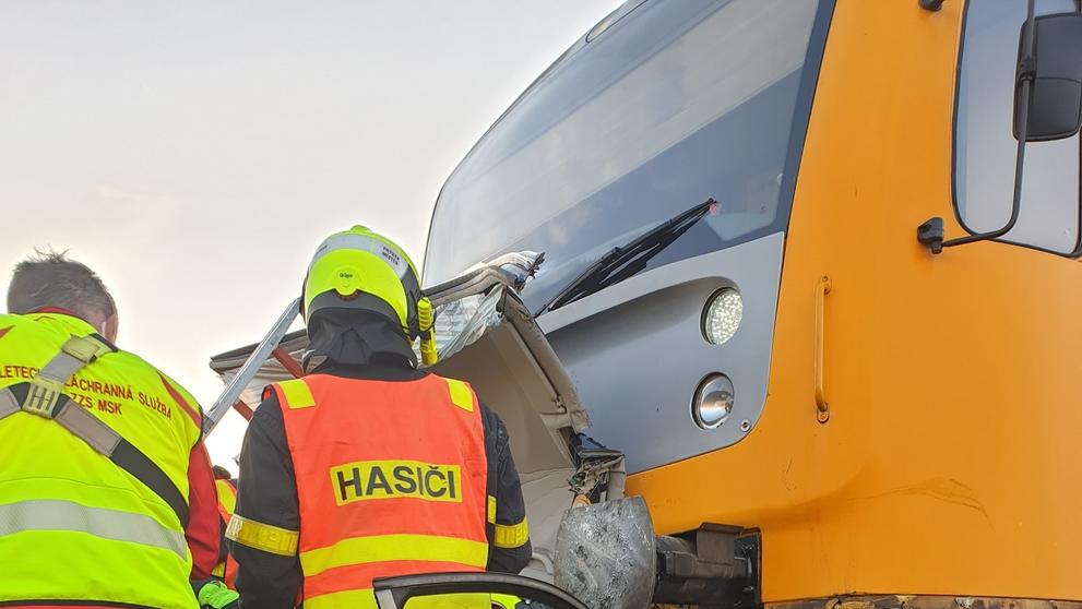 Vážná nehoda vlaku a auta na Frýdecko-Místecku - 1