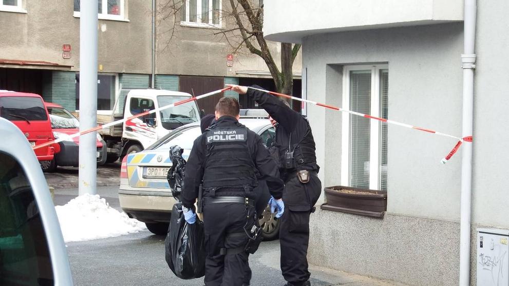 Policisté v Plzni našli dva mrtvé muže - 7