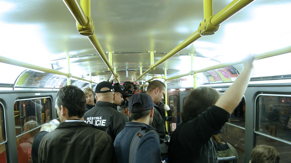Razie v pražských nočních tramvajích 2