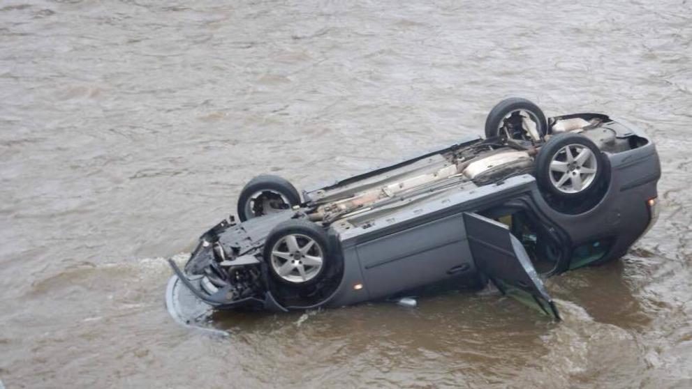 Auto při nehodě na Slovensku spadlo z mostu do řeky - 5
