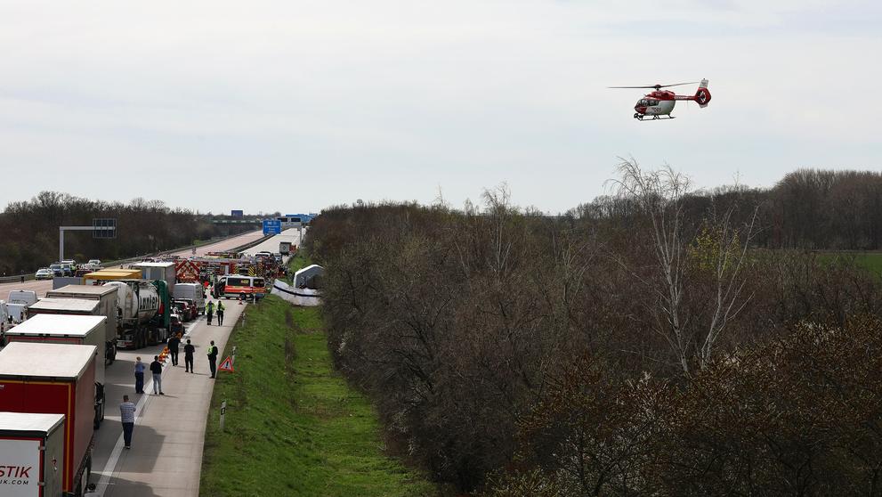 Tragická dopravní nehoda na dálnici A9 v Německu (1)