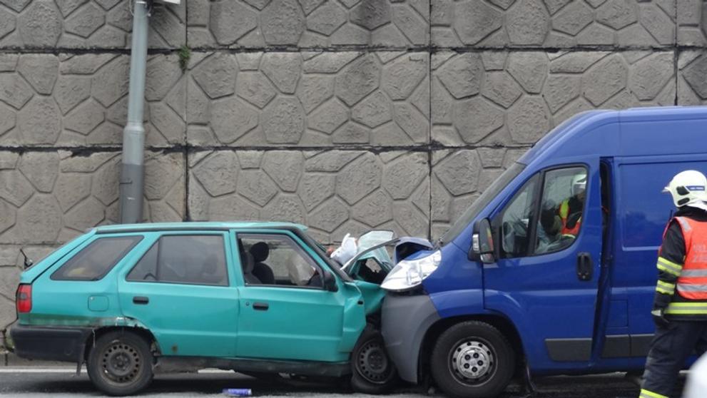Řidič felicie vjel na pražském Barrandově do protisměru - 2