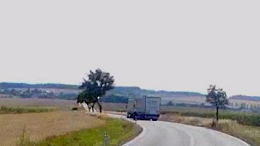 Kamion vytlačil motorkáře ze silnice a ujel - 3