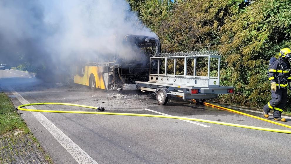 Požár autobusu v Ropici