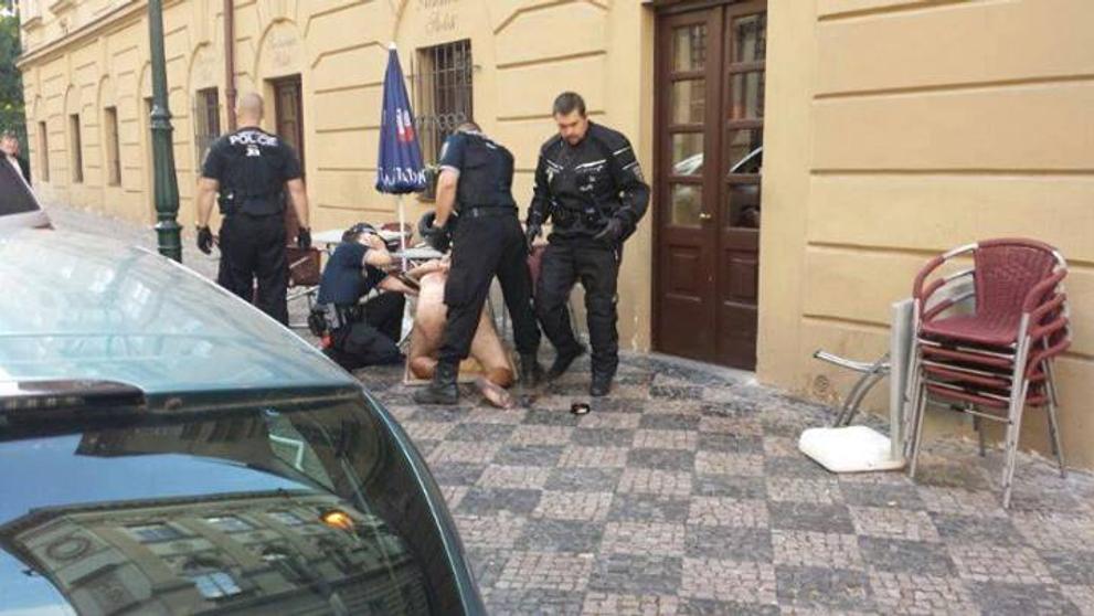 Nahý muž utíkal před strážníky v centru Prahy