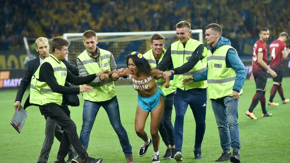 Polonahá fanynka na fotbalovém zápase - 2