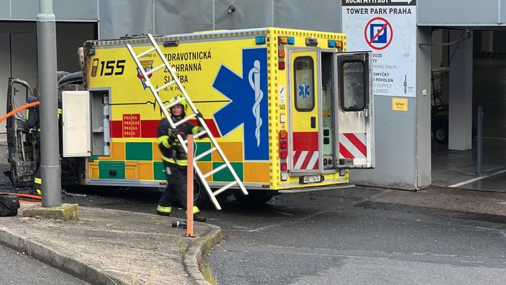 Sanitka shořela u Žižkovské věže v Praze