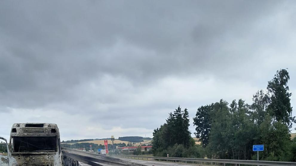 Požár kamionu na dálnici D3