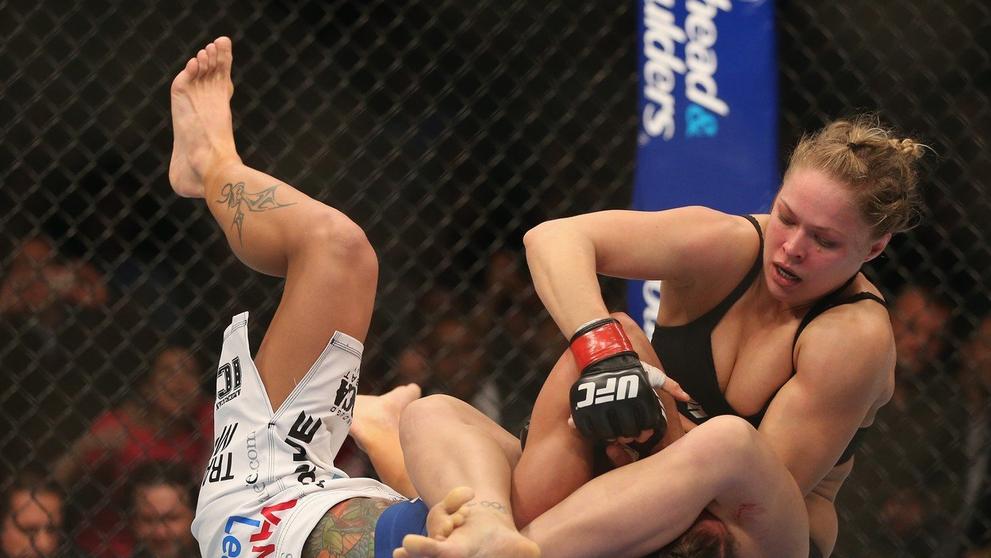 Liz Carmouche v souboji s Rondou Rousey