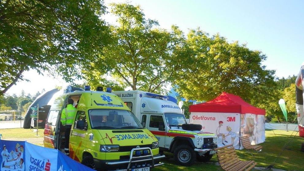 Cyklista si probodl nohu vlastními řídítky