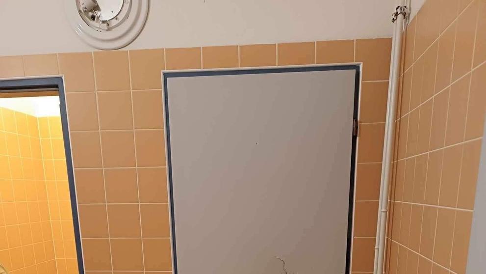 Pacient poškodil vybavení pánských toalet (3)