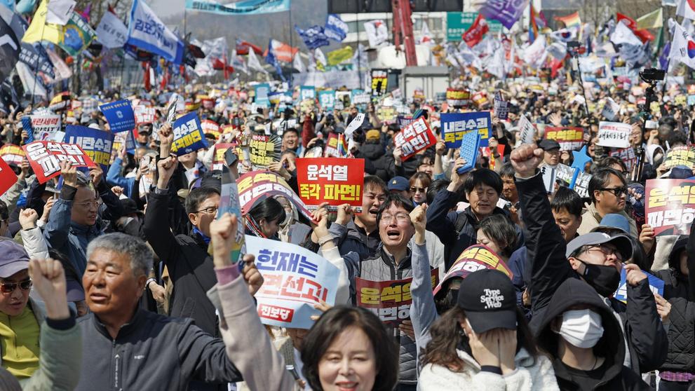 Lidé v ulicích po odvolání jihokorejského prezidenta Yoon Suk Yeola z funkce, 4. 4. 2025