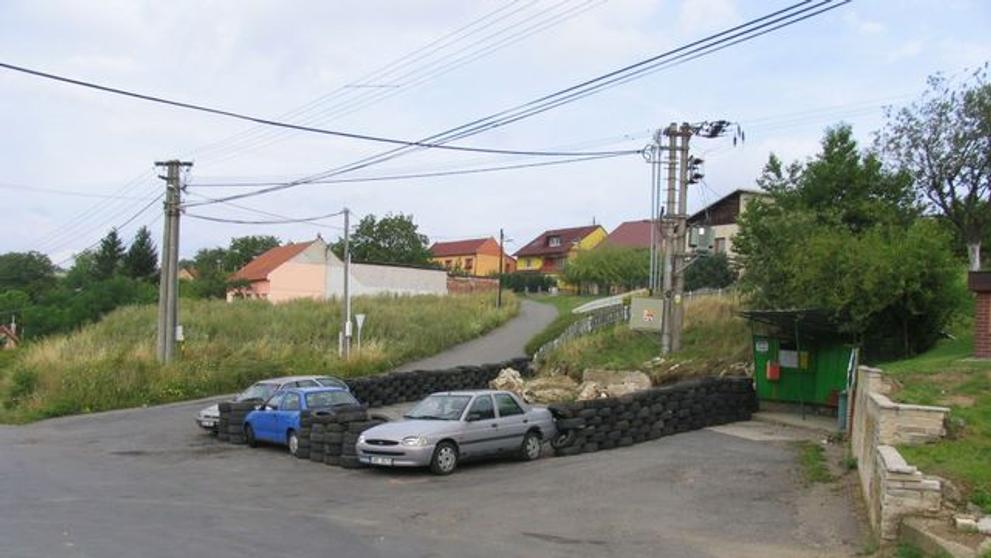 Muž zablokoval zastávku MHD pneumatikami